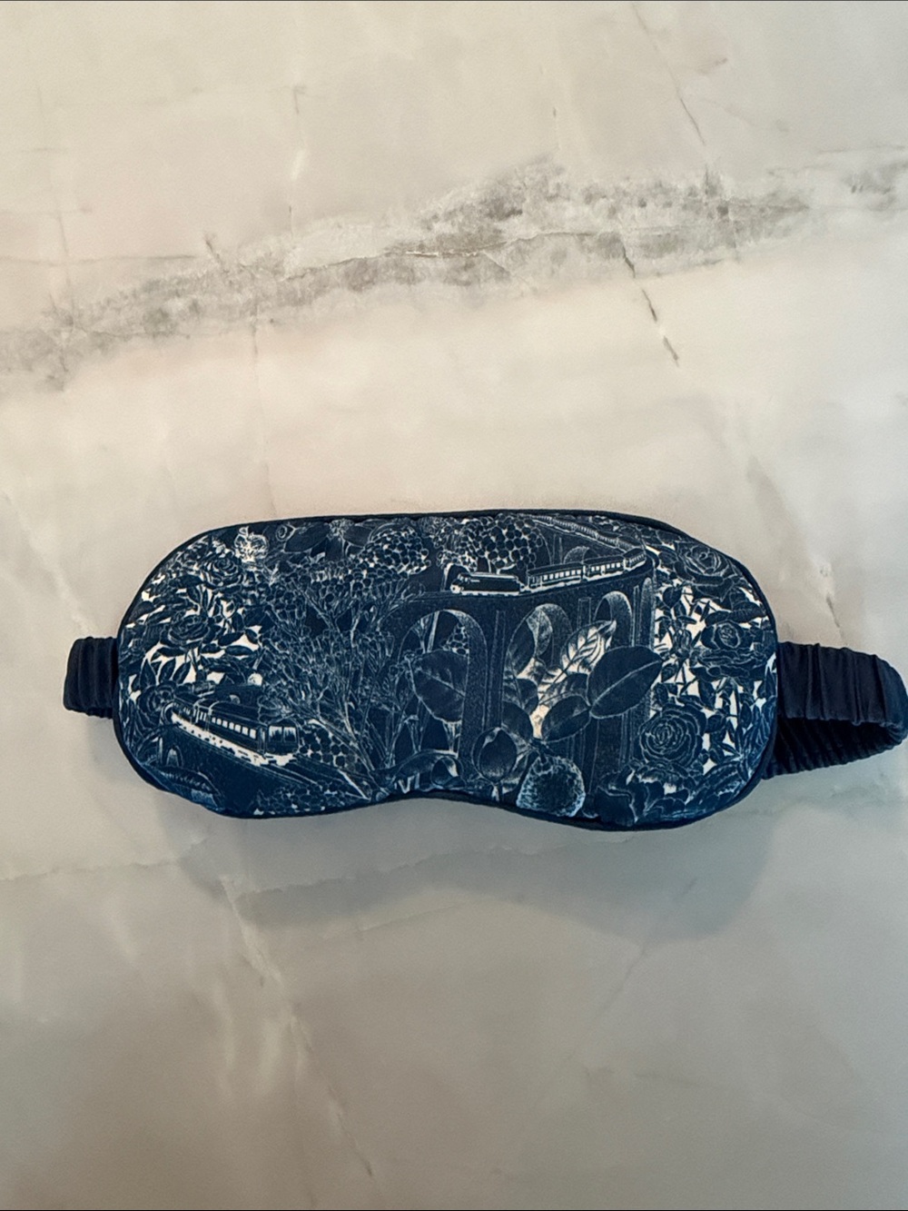 L’Occitane Sleep Mask - Picture 2 of 4